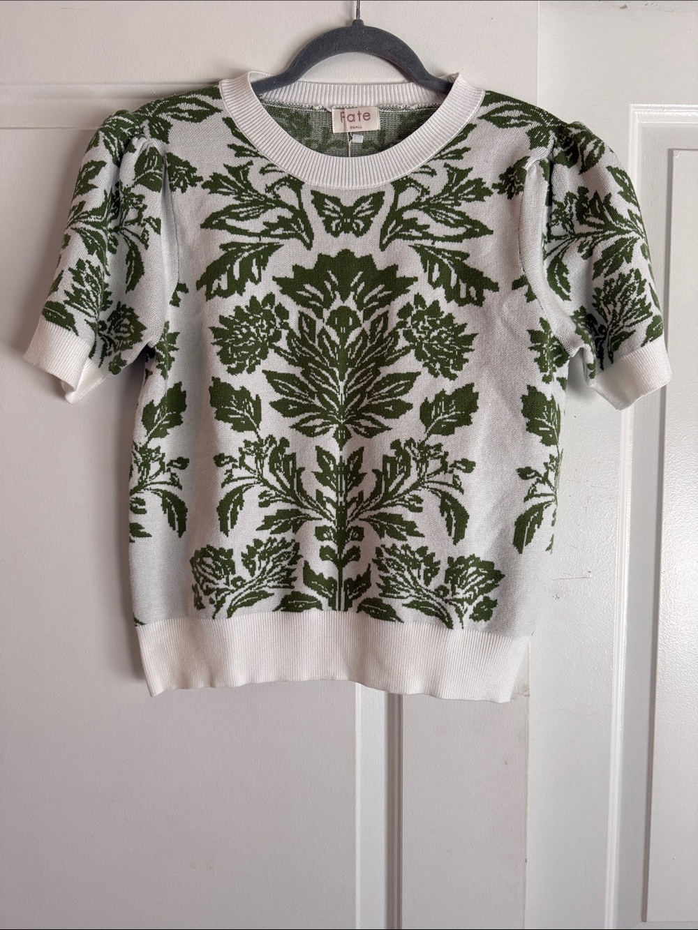 SUPER CUTE!!🤩 White and Olive Green Floral Knit Short-Sleeve Sweater